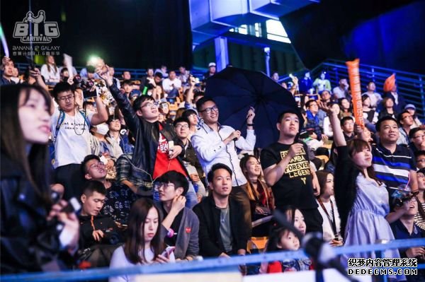 红魔电竞平板 3Pro：出门时是一手掌握的游戏平板放在家里是全能游戏机